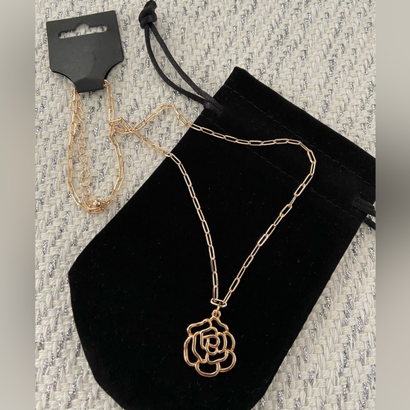 NWT! Beautiful link chain necklace with camellia flower pendant. - Picture 8 of 11
